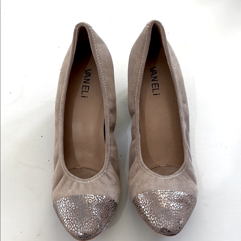Vaneli Women's Tan Pumps with Silver Accents Size 8.5‎